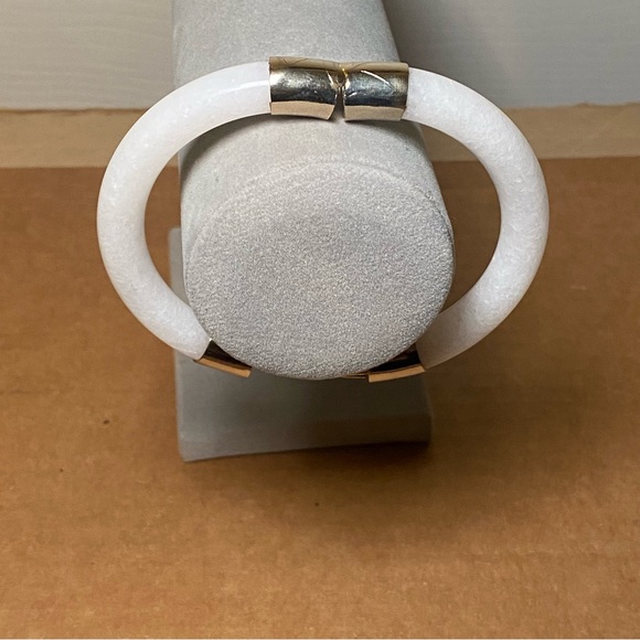 Vintage White Peking Glass Gold Tone Bracelet - Picture 4 of 10